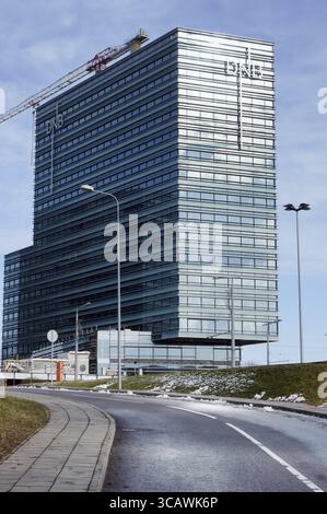 VILNIUS, LITUANIA - 13 FEBBRAIO 2016: Nuovo ufficio Baltico dell'edificio della banca DNB nella città invernale. La Banca è stata fondata nel 1822. La banca ha circa 100 emplo Foto Stock