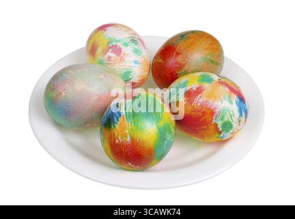 Uova pasquali dipinte in colori arcobaleno con alimenti naturali coloranti Foto Stock