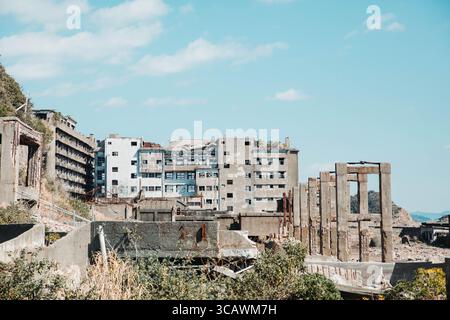 Edifici abbandonati in cemento a Gunkanjima (isola di Hashima) al largo della costa di Nagasaki, in Giappone, un ex sito minerario di carbone soprannominato "Battleship Island". Foto Stock