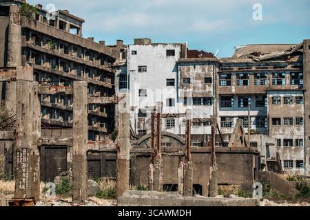 Edifici abbandonati in cemento a Gunkanjima (isola di Hashima) al largo della costa di Nagasaki, in Giappone, un ex sito minerario di carbone soprannominato "Battleship Island". Foto Stock
