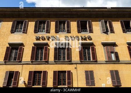 Firenze, Italia - 10 maggio 2025: Facciata dell'Hotel Duomo con persiane in legno nel centro storico Foto Stock