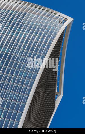 Londra, Regno Unito - 27 giugno 2025 - 20 Fenchurch Street, alias The Walkie-Talkie, un grattacielo commerciale nel distretto finanziario Foto Stock