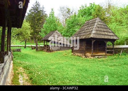 Casa tradizionale rumena in legno e fattorie nel Parco Etnografico Romulus Vuia, Cluj-Napoca: Autentico villaggio popolare e architettura storica Foto Stock