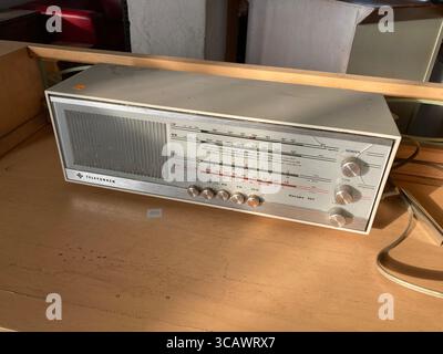 Radio d'epoca sovietica su un tavolo, con design classico e tecnologia nostalgica del periodo della Guerra fredda. Foto Stock