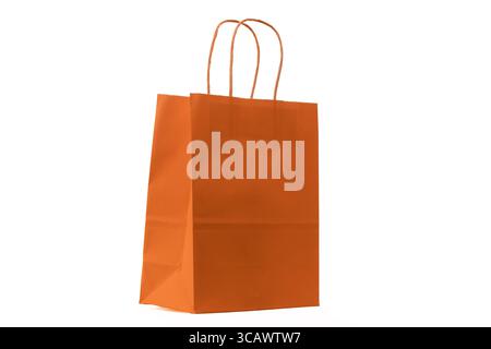 Sacchetto di carta kraft grezzo con manici di carta ritorti, presentato su un bianco Foto Stock