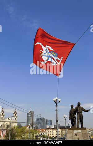 VILNIUS, LITUANIA - APRILE 2014: Stemma della Repubblica di Lituania sulla bandiera rossa contro la città il 21 aprile 2014. Emblema approvato da nat Foto Stock