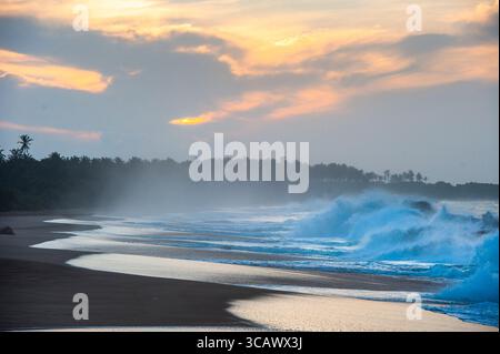 Spiaggia di Tangalle, Sri Lanka, subcontinente indiano, Asia meridionale Foto Stock