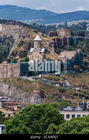 Rovine medievali del castello di Narikala nella Vecchia Tbilisi Foto Stock