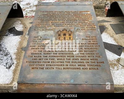 Targhe metalliche all'esterno della sinagoga bruciata a riga che segnano il luogo in cui le persone sono state uccise quando è stata data alle fiamme durante la seconda guerra mondiale Foto Stock