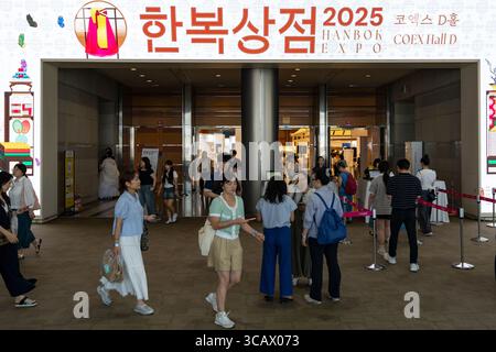 Seoul, Corea del Sud. 7 agosto 2025. I partecipanti parteciperanno all'Hanbok Expo 2025 al COEX nel distretto di Gangnam, Seoul, Corea del Sud, il 7 agosto 2025. Il Ministero della Cultura, dello Sport e del Turismo ospita l'evento e la Korea Craft & Design Foundation lo organizza. L'evento annuale segna la sua ottava edizione come l'unica fiera del paese dedicata esclusivamente all'hanbok. l'expo di quest'anno presenta 150 aziende provenienti dalla Corea del Sud e dall'estero e si svolge fino al 10 agosto. (Foto di Chris Jung/NurPhoto)0 credito: NurPhoto SRL/Alamy Live News Foto Stock