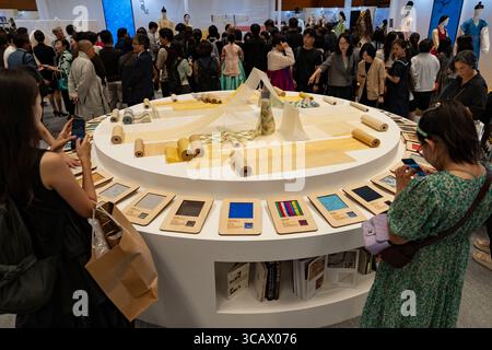 Seoul, Corea del Sud. 7 agosto 2025. I partecipanti esplorano gli stand hanbok durante l'Hanbok Expo 2025 al COEX nel distretto di Gangnam, Seoul, Corea del Sud, il 7 agosto 2025. Il Ministero della Cultura, dello Sport e del Turismo ospita l'evento e la Korea Craft & Design Foundation lo organizza. L'evento annuale segna la sua ottava edizione come l'unica fiera del paese dedicata esclusivamente all'hanbok. l'expo di quest'anno presenta 150 aziende legate all'hanbok provenienti dalla Corea del Sud e dall'estero e si svolge fino al 10 agosto. (Foto di Chris Jung/NurPhoto)0 credito: NurPhoto SRL/Alamy Live News Foto Stock