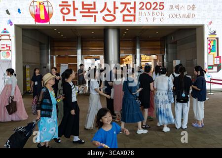 Seoul, Corea del Sud. 7 agosto 2025. I partecipanti parteciperanno all'Hanbok Expo 2025 al COEX nel distretto di Gangnam, Seoul, Corea del Sud, il 7 agosto 2025. Il Ministero della Cultura, dello Sport e del Turismo ospita l'evento e la Korea Craft & Design Foundation lo organizza. L'evento annuale segna la sua ottava edizione come l'unica fiera del paese dedicata esclusivamente all'hanbok. l'expo di quest'anno presenta 150 aziende provenienti dalla Corea del Sud e dall'estero e si svolge fino al 10 agosto. (Foto di Chris Jung/NurPhoto)0 credito: NurPhoto SRL/Alamy Live News Foto Stock