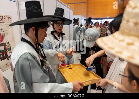 Seoul, Corea del Sud. 7 agosto 2025. I visitatori girano le cime tradizionali coreane durante l'Hanbok Expo 2025 al COEX nel distretto di Gangnam, Seoul, Corea del Sud, il 7 agosto 2025. L'evento, ospitato dal Ministero della Cultura, dello Sport e del Turismo e organizzato dalla Korea Craft & Design Foundation, è l'unica fiera dedicata all'hanbok della Corea del Sud e comprende 150 aziende sia dalla Corea che dall'estero. Continua fino al 10 agosto. (Foto di Chris Jung/NurPhoto) credito: NurPhoto SRL/Alamy Live News Foto Stock