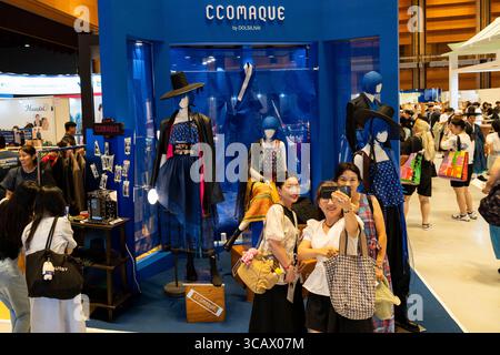 Seoul, Corea del Sud. 7 agosto 2025. I partecipanti esplorano gli stand hanbok durante l'Hanbok Expo 2025 al COEX nel distretto di Gangnam, Seoul, Corea del Sud, il 7 agosto 2025. Il Ministero della Cultura, dello Sport e del Turismo ospita l'evento e la Korea Craft & Design Foundation lo organizza. L'evento annuale segna la sua ottava edizione come l'unica fiera del paese dedicata esclusivamente all'hanbok. l'expo di quest'anno presenta 150 aziende legate all'hanbok provenienti dalla Corea del Sud e dall'estero e si svolge fino al 10 agosto. (Foto di Chris Jung/NurPhoto)0 credito: NurPhoto SRL/Alamy Live News Foto Stock