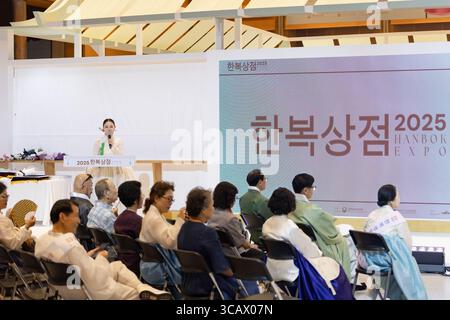 Seoul, Corea del Sud. 7 agosto 2025. I membri del pubblico guardano la sfilata di moda inaugurale dell'Hanbok Expo 2025 al COEX Hall D nel distretto di Gangnam, Seoul, Corea del Sud, il 7 agosto 2025. Lo spettacolo, diretto dal direttore artistico Shim Yeon-ok e a tema ''Hanbok, Four Seasons, texture of the Seasons'', apre l'unica fiera commerciale della Corea del Sud dedicata esclusivamente all'hanbok. (Foto di Chris Jung/NurPhoto) credito: NurPhoto SRL/Alamy Live News Foto Stock