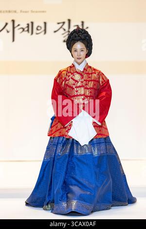Seoul, Corea del Sud. 7 agosto 2025. La cantante e attrice Kwon Yu-ri appare alla sfilata di apertura dell'Hanbok Expo 2025 al COEX Hall D nel distretto di Gangnam, Seoul, Corea del Sud, il 7 agosto 2025. Lo spettacolo, a tema ''Hanbok, Four Seasons, texture of the Seasons'', è diretto da Shim Yeon-ok e segna l'inizio dell'unica expo dedicata all'hanbok della Corea del Sud, che si svolge fino al 10 agosto. (Foto di Chris Jung/NurPhoto) credito: NurPhoto SRL/Alamy Live News Foto Stock