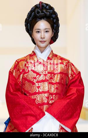Seoul, Corea del Sud. 7 agosto 2025. La cantante e attrice Kwon Yu-ri appare alla sfilata di apertura dell'Hanbok Expo 2025 al COEX Hall D nel distretto di Gangnam, Seoul, Corea del Sud, il 7 agosto 2025. Lo spettacolo, a tema ''Hanbok, Four Seasons, texture of the Seasons'', è diretto da Shim Yeon-ok e segna l'inizio dell'unica expo dedicata all'hanbok della Corea del Sud, che si svolge fino al 10 agosto. (Foto di Chris Jung/NurPhoto) credito: NurPhoto SRL/Alamy Live News Foto Stock
