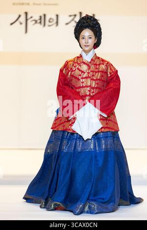Seoul, Corea del Sud. 7 agosto 2025. La cantante e attrice Kwon Yu-ri appare alla sfilata di apertura dell'Hanbok Expo 2025 al COEX Hall D nel distretto di Gangnam, Seoul, Corea del Sud, il 7 agosto 2025. Lo spettacolo, a tema ''Hanbok, Four Seasons, texture of the Seasons'', è diretto da Shim Yeon-ok e segna l'inizio dell'unica expo dedicata all'hanbok della Corea del Sud, che si svolge fino al 10 agosto. (Foto di Chris Jung/NurPhoto) credito: NurPhoto SRL/Alamy Live News Foto Stock