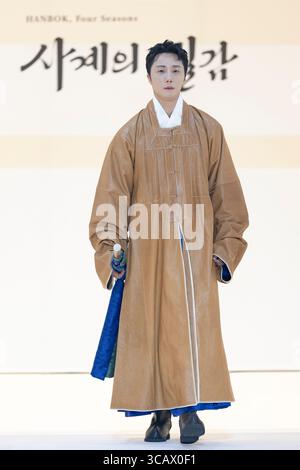 Seoul, Corea del Sud. 7 agosto 2025. L'attore Jung il-woo posa per le foto durante la sfilata di moda inaugurale dell'Hanbok Expo 2025 al COEX Hall D nel distretto di Gangnam, Seoul, Corea del Sud, il 7 agosto 2025. Il direttore artistico Shim Yeon-ok dirige lo spettacolo, che fa parte dell'unica fiera commerciale esclusiva del paese, ospitata dal Ministero della Cultura, dello Sport e del Turismo e organizzata dalla Korea Craft & Design Foundation. (Foto di Chris Jung/NurPhoto)0 credito: NurPhoto SRL/Alamy Live News Foto Stock