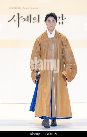 Seoul, Corea del Sud. 7 agosto 2025. L'attore Jung il-woo posa per le foto durante la sfilata di moda inaugurale dell'Hanbok Expo 2025 al COEX Hall D nel distretto di Gangnam, Seoul, Corea del Sud, il 7 agosto 2025. Il direttore artistico Shim Yeon-ok dirige lo spettacolo, che fa parte dell'unica fiera commerciale esclusiva del paese, ospitata dal Ministero della Cultura, dello Sport e del Turismo e organizzata dalla Korea Craft & Design Foundation. (Foto di Chris Jung/NurPhoto)0 credito: NurPhoto SRL/Alamy Live News Foto Stock