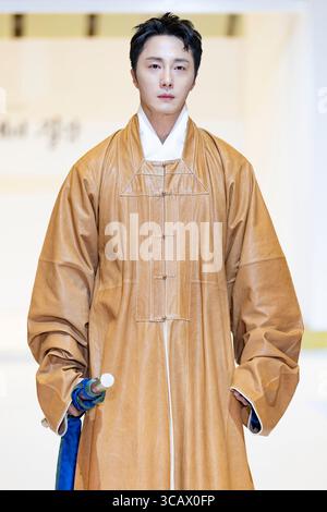 Seoul, Corea del Sud. 7 agosto 2025. L'attore Jung il-woo posa per le foto durante la sfilata di moda inaugurale dell'Hanbok Expo 2025 al COEX Hall D nel distretto di Gangnam, Seoul, Corea del Sud, il 7 agosto 2025. Il direttore artistico Shim Yeon-ok dirige lo spettacolo, che fa parte dell'unica fiera commerciale esclusiva del paese, ospitata dal Ministero della Cultura, dello Sport e del Turismo e organizzata dalla Korea Craft & Design Foundation. (Foto di Chris Jung/NurPhoto)0 credito: NurPhoto SRL/Alamy Live News Foto Stock