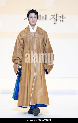 Seoul, Corea del Sud. 7 agosto 2025. L'attore Jung il-woo posa per le foto durante la sfilata di moda inaugurale dell'Hanbok Expo 2025 al COEX Hall D nel distretto di Gangnam, Seoul, Corea del Sud, il 7 agosto 2025. Il direttore artistico Shim Yeon-ok dirige lo spettacolo, che fa parte dell'unica fiera commerciale esclusiva del paese, ospitata dal Ministero della Cultura, dello Sport e del Turismo e organizzata dalla Korea Craft & Design Foundation. (Foto di Chris Jung/NurPhoto)0 credito: NurPhoto SRL/Alamy Live News Foto Stock