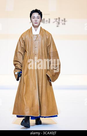 Seoul, Corea del Sud. 7 agosto 2025. L'attore Jung il-woo posa per le foto durante la sfilata di moda inaugurale dell'Hanbok Expo 2025 al COEX Hall D nel distretto di Gangnam, Seoul, Corea del Sud, il 7 agosto 2025. Il direttore artistico Shim Yeon-ok dirige lo spettacolo, che fa parte dell'unica fiera commerciale esclusiva del paese, ospitata dal Ministero della Cultura, dello Sport e del Turismo e organizzata dalla Korea Craft & Design Foundation. (Foto di Chris Jung/NurPhoto)0 credito: NurPhoto SRL/Alamy Live News Foto Stock