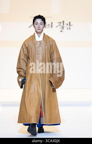 Seoul, Corea del Sud. 7 agosto 2025. L'attore Jung il-woo posa per le foto durante la sfilata di moda inaugurale dell'Hanbok Expo 2025 al COEX Hall D nel distretto di Gangnam, Seoul, Corea del Sud, il 7 agosto 2025. Il direttore artistico Shim Yeon-ok dirige lo spettacolo, che fa parte dell'unica fiera commerciale esclusiva del paese, ospitata dal Ministero della Cultura, dello Sport e del Turismo e organizzata dalla Korea Craft & Design Foundation. (Foto di Chris Jung/NurPhoto)0 credito: NurPhoto SRL/Alamy Live News Foto Stock