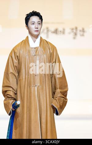 Seoul, Corea del Sud. 7 agosto 2025. L'attore Jung il-woo posa per le foto durante la sfilata di moda inaugurale dell'Hanbok Expo 2025 al COEX Hall D nel distretto di Gangnam, Seoul, Corea del Sud, il 7 agosto 2025. Il direttore artistico Shim Yeon-ok dirige lo spettacolo, che fa parte dell'unica fiera commerciale esclusiva del paese, ospitata dal Ministero della Cultura, dello Sport e del Turismo e organizzata dalla Korea Craft & Design Foundation. (Foto di Chris Jung/NurPhoto)0 credito: NurPhoto SRL/Alamy Live News Foto Stock