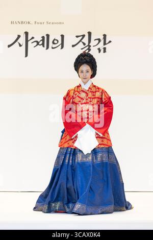 Seoul, Corea del Sud. 7 agosto 2025. La cantante e attrice Kwon Yu-ri appare alla sfilata di apertura dell'Hanbok Expo 2025 al COEX Hall D nel distretto di Gangnam, Seoul, Corea del Sud, il 7 agosto 2025. Lo spettacolo, a tema ''Hanbok, Four Seasons, texture of the Seasons'', è diretto da Shim Yeon-ok e segna l'inizio dell'unica expo dedicata all'hanbok della Corea del Sud, che si svolge fino al 10 agosto. (Foto di Chris Jung/NurPhoto) credito: NurPhoto SRL/Alamy Live News Foto Stock