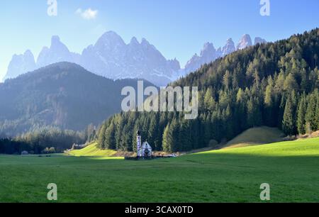 Nella valle del Villnößtal, presso la chiesa di San Giovanni, vista sul gruppo dei Geisler, sulle Dolomiti, sull'alto Adige, sull'Italia Foto Stock