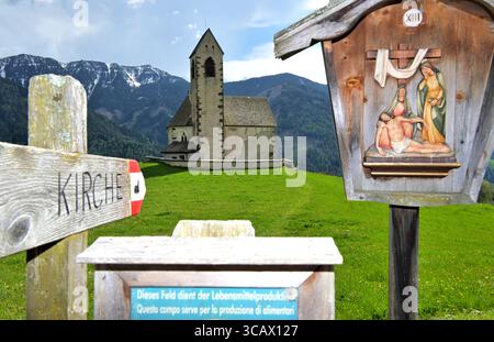 San Jakob sopra San Pietro nel Villnößtal, Dolomiti, alto Adige, Italia Foto Stock