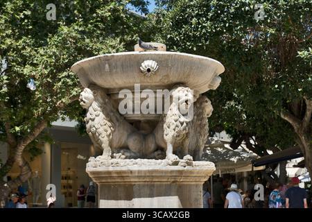 Heraklion, Creta, Grecia: Fontana Morosini. L'acqua scorre da quattro leoni negli otto bacini della fontana Foto Stock