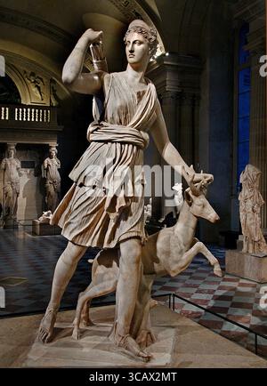 Artemide con un hind meglio conosciuto come Diana di Versailles romana 1 - 2 secolo d.C. copia di un originale greco perduto di Leochares 325 a.C. Museo Louvre Parigi, Francia, Artemide francese, nella mitologia greca, è la dea della caccia, della natura selvaggia, degli animali selvatici, della luna e della verginità. È la figlia di Zeus e Leto, e la sorella gemella di Apollo. Artemide è nota per la sua feroce indipendenza, l'amore per la natura e le abilità di cacciatrice, spesso raffigurata con un arco e una freccia. Foto Stock
