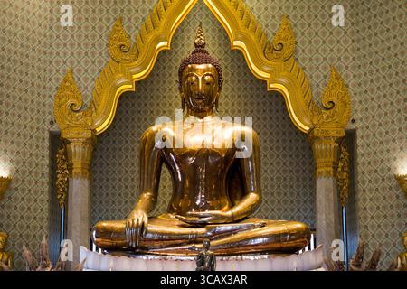Statua del Buddha d'oro, Wat Trai MIT Witthayaram Worawihan, Chinatown, Bangkok, Thailandia Foto Stock