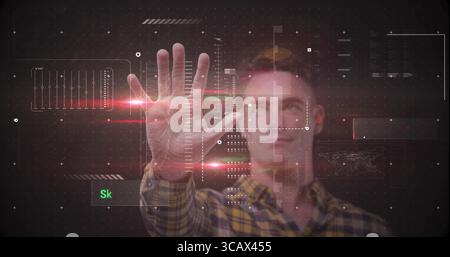 Uomo in camicia flanella gialla che interagisce con interfaccia olografica con pannelli, strisce rosse in laboratorio Foto Stock