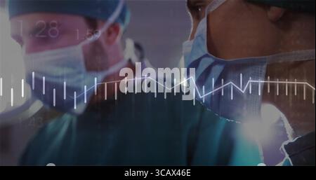Due chirurghi che monitorano i segni vitali del paziente in sala operatoria, con sovrapposizione delle forme d'onda digitali Foto Stock