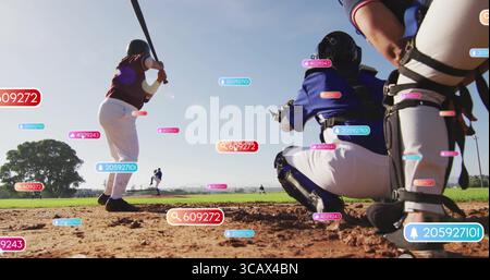 Batteria oscillante che tiene la mazza di legno sul piatto di casa nel campo di baseball con sovrapposizioni di dati numerici e spazio di copia Foto Stock