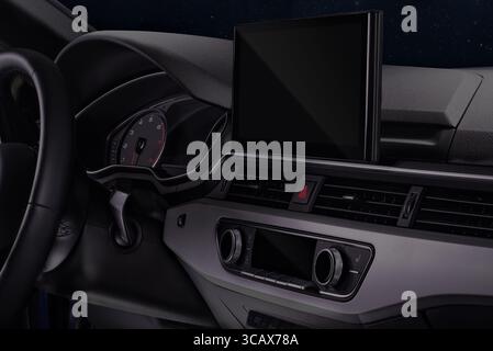 Gli interni di lusso di un'auto di alta qualità catturati in studio, che mostrano materiali eleganti, funzioni avanzate ed elementi di design sofisticati, mettono in risalto la scena Foto Stock
