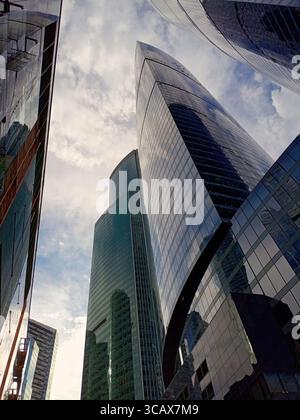 Vista ad angolo basso dei moderni grattacieli con pareti in vetro Foto Stock