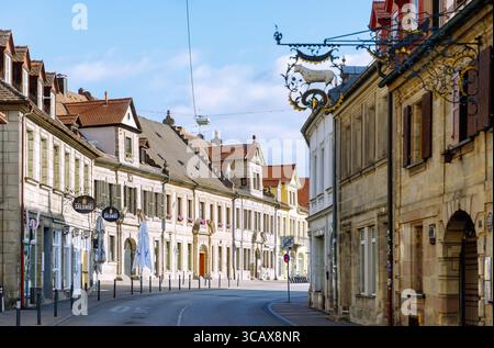 Strada principale con le storiche case ugonotte e vista di Martin-Lutero-Platz a Erlangen, Franconia media, Franconia, Baviera, Germania Foto Stock