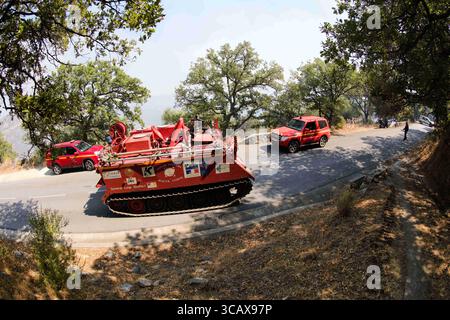 Foto in archivio del 27 agosto 2020 - incendio nel comune di Montegrosso in Balagne - Un incendio vegetale è in corso dalle 6 di giovedì 27 agosto 2020 nel settore Calvi del comune di Montegrosso nel dipartimento dell'alta Corse. Dieci vigili del fuoco e sette veicoli specializzati del SIS 2B si sono imbarcati per unirsi alle operazioni di soccorso ad Aude. Nella foto: I veicoli blindati antincendio, noti come "carri armati", unici in Francia, in azione in Corsica durante l'estate. Progettati per funzionare su terreni inaccessibili ai veicoli convenzionali, questi veicoli sono ciascuno in grado di contenere 4.000 illuminati Foto Stock