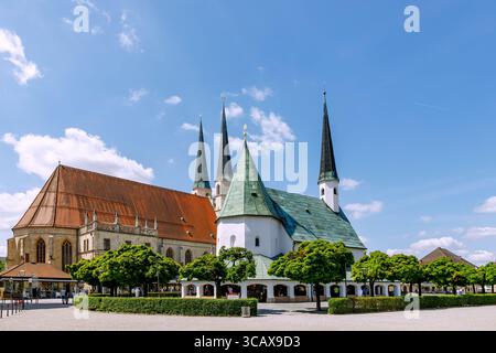 Piazza Papa Benedetto con la Cappella delle Grazie e la Chiesa parrocchiale Collegiata di San Filippo e Giacomo a Altötting, alta Baviera, Baviera, Germania Foto Stock