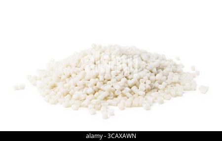 Mucchio di granuli di plastica bianchi isolati su bianco Foto Stock
