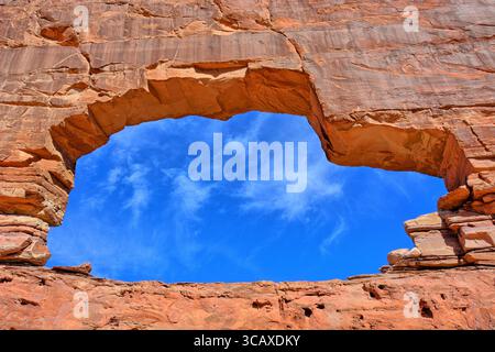 Paesaggio panoramico del deserto con Jeep Arch vicino a Moab, Utah Foto Stock