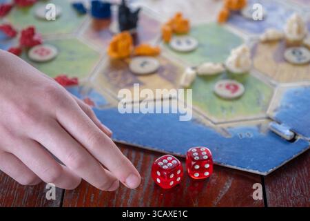 Leopoli, Ucraina, agosto 2021, campo di gioco Colonizer e dadi rossi Foto Stock
