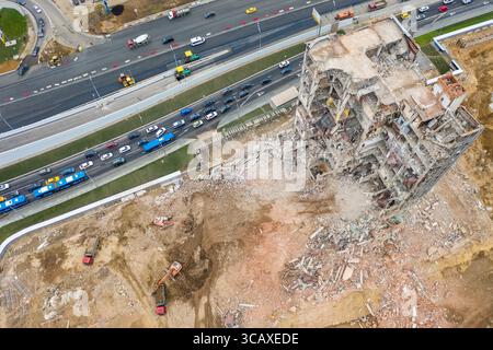 Vista aerea del cantiere con edifici industriali distrutti, escavatori e ingorghi stradali. Foto Stock