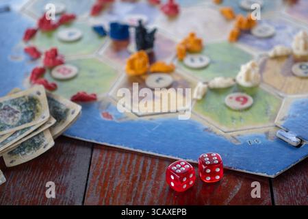 Leopoli, Ucraina, agosto 2021, campo di gioco Colonizer e dadi rossi Foto Stock