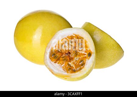 Frutti della passione gialli o maracuja isolati su sfondo bianco. Foto Stock
