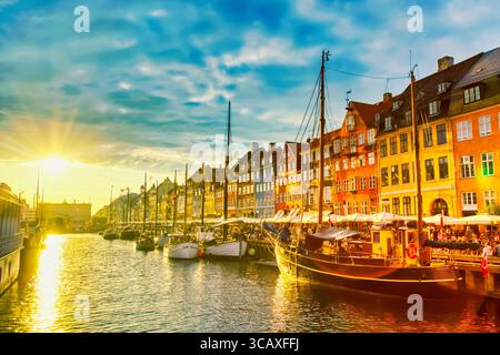 Vista iconica di Copenaghen. Il famoso porto vecchio di Nyhavn nel centro di Copenaghen, in Danimarca, durante il tramonto. Foto Stock